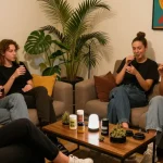 Gemytlig stämning i en cannabisklubb i Barcelona, med medlemmar som njuter av cannabisprodukter; upptäck mer på https://sv.cannabisbcn.com/.