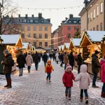 Julmarknad Stockholm med festliga montrar och snöfall, en familj njuter av julstämningen.
